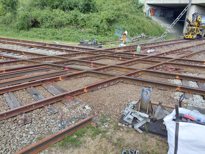 903154 Afbeelding van de spoorkruising te Blauwkapel bij Utrecht, tijdens de werkzaamheden waarbij het kruis verwijderd ...